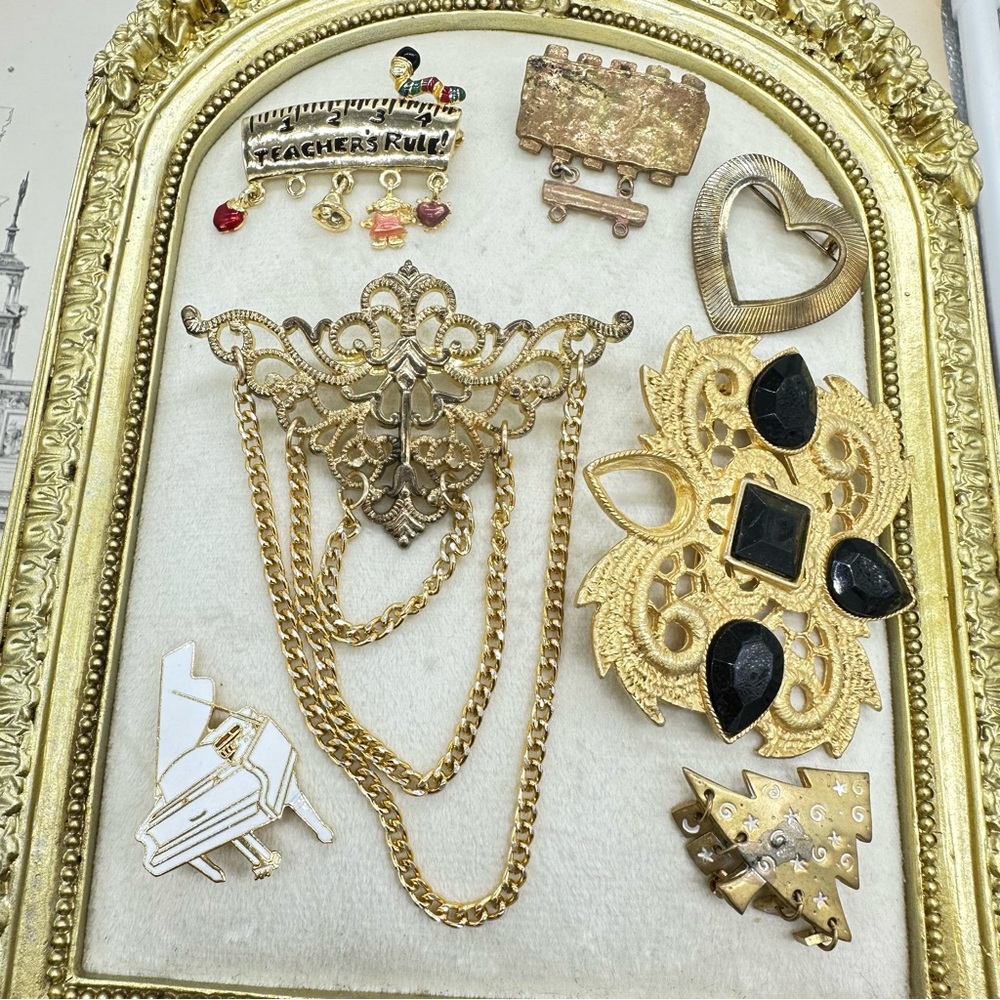 Vintage Broken Jewelry Lot Brooches For Repair Gold Tone Scrap